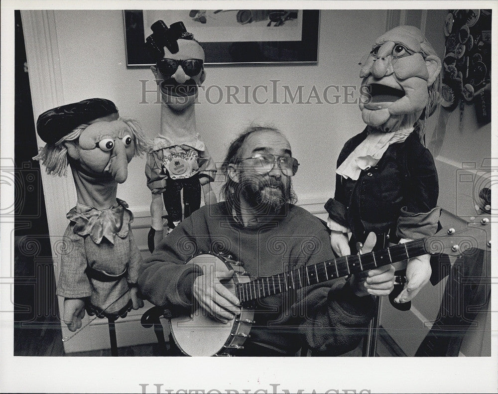 1992 Press Photo Stephan Baird and his puppets - Historic Images