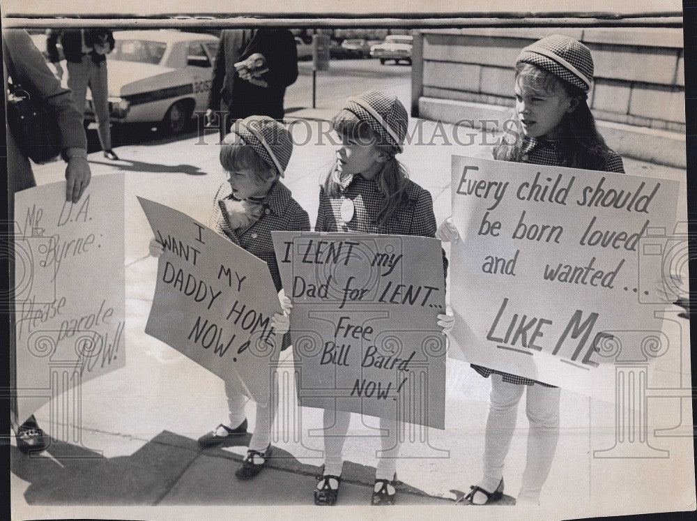 1970 Press Photo Baird children hold a protest - Historic Images