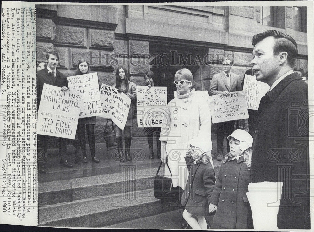 1968 Press Photo William Baird &amp; family and pickets - Historic Images