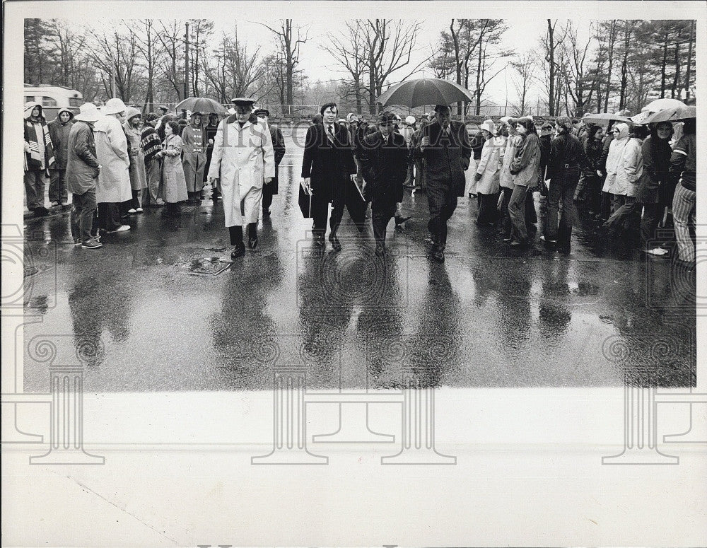 1971 Press Photo Protetors in Boston, Mass. - Historic Images