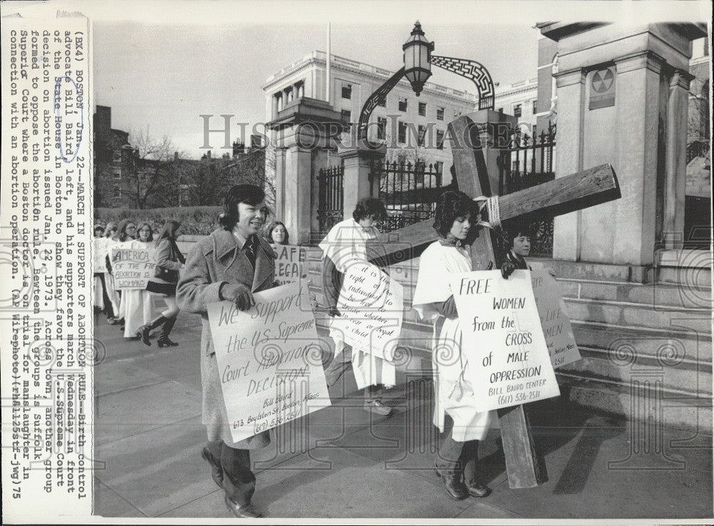 1975 Press Photo Bill Baird &amp; birth control protest - Historic Images