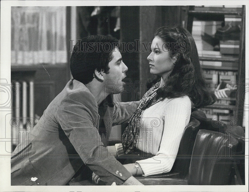 1977 Press Photo Adam Arkin &amp; Elyssa Davalos &quot;On Your Own&quot; - Historic Images