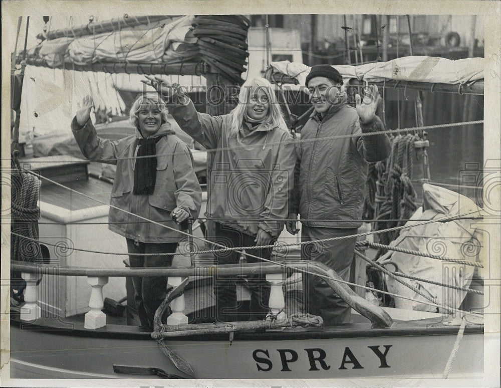 1966 Press Photo Skipper Dick Nakashian With Nancy Hiscock, Eva Simmonson - Historic Images