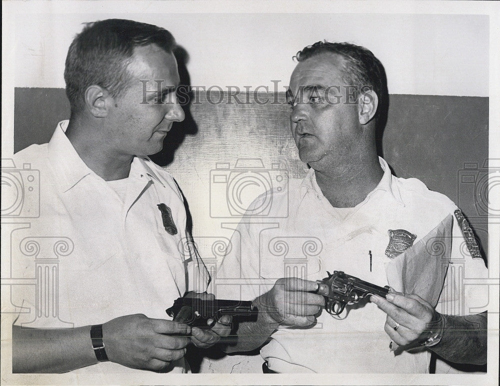 1967 Press Photo Policemen Edward Nanoki And George Licascio With Guns - Historic Images