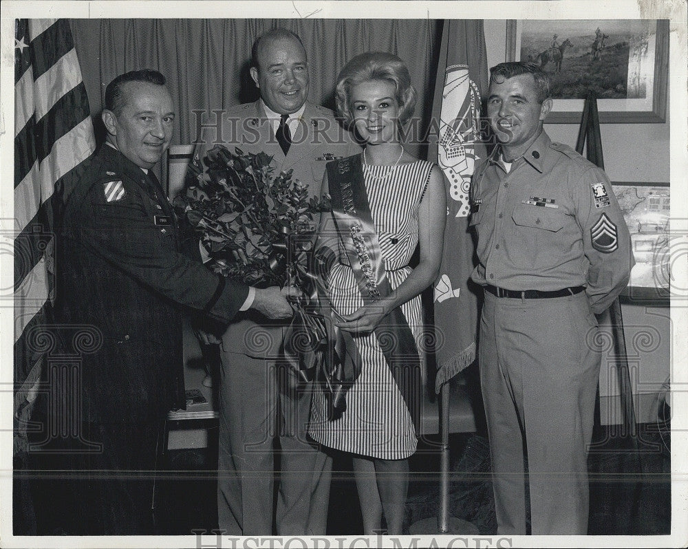 1965 Press Photo Miss Massachusetts Eileen Nash, Lt. Col. C. O&#39;Brien - Historic Images