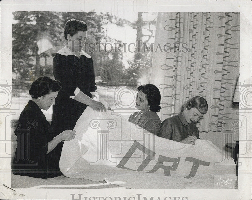 1956 Press Photo Mrs. S. Neitlich, Mrs. H. Chalfin, Mrs. L. Cushner - Historic Images