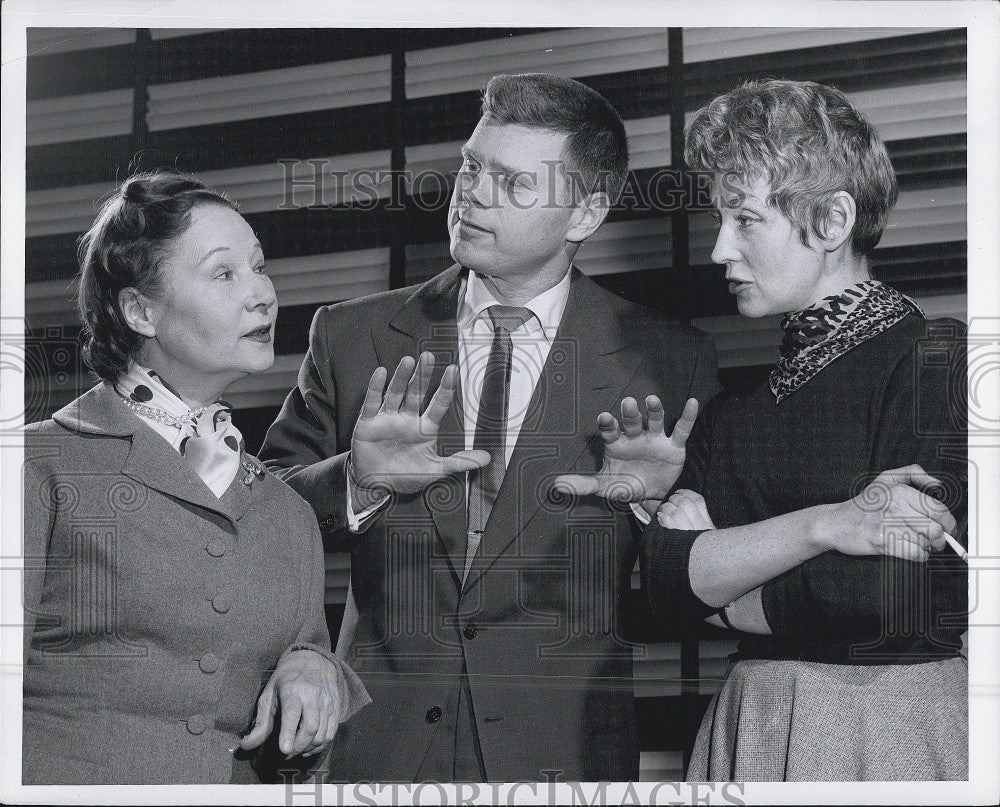 1956 Press Photo Paula Trueman Barry Nelson Kay Medford Actor - Historic Images