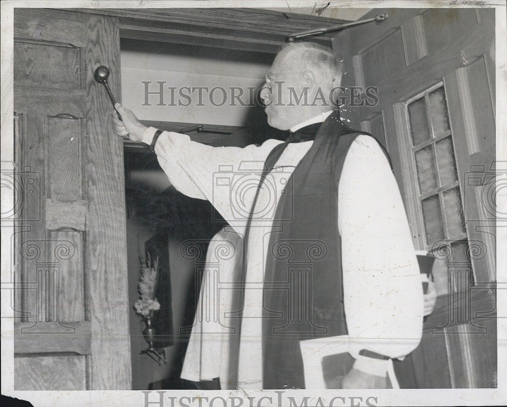 1956 Press Photo Bishop Norman Nash with gavel - Historic Images