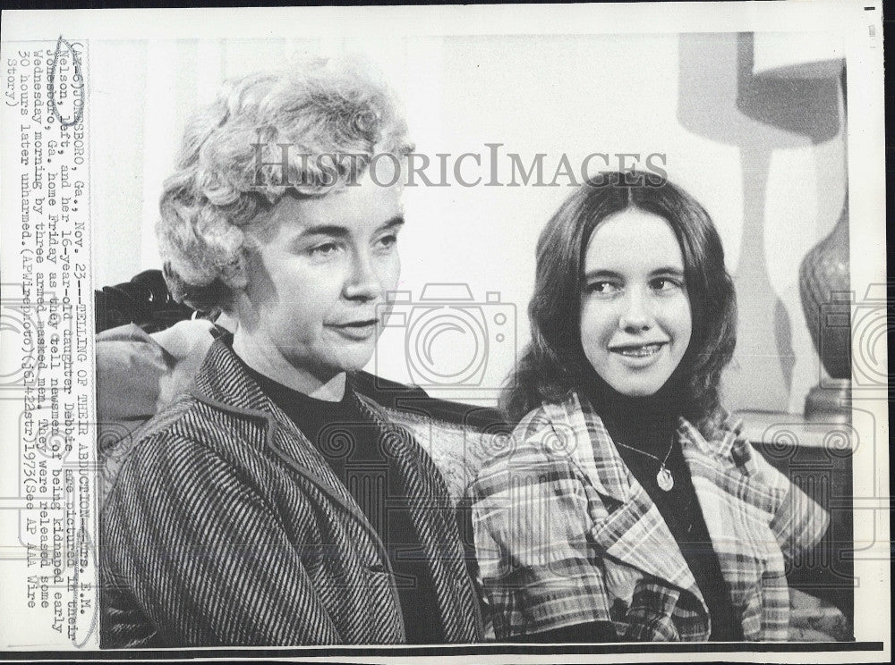 1973 Press Photo Mrs EM Nelson &amp; her daughter Debbie,released by kidnappers - Historic Images