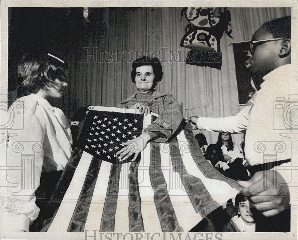 1976 Press Photo Blind teacher Rose Colarusso at J Lee Elem School - Historic Images