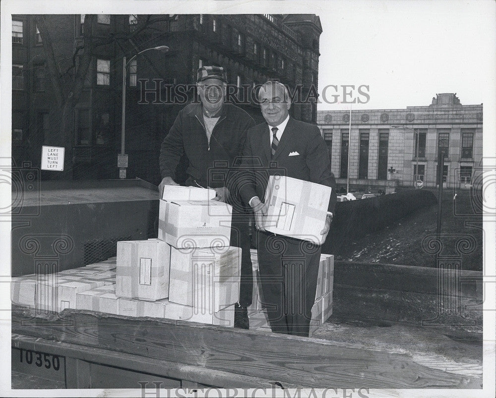 1970 Press Photo William Colby &amp; Cambridge Mayor AE Vellucci - Historic Images