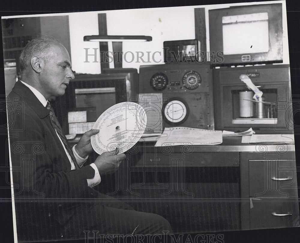 1960 Press Photo John Cohen at US Weather Bureau - Historic Images