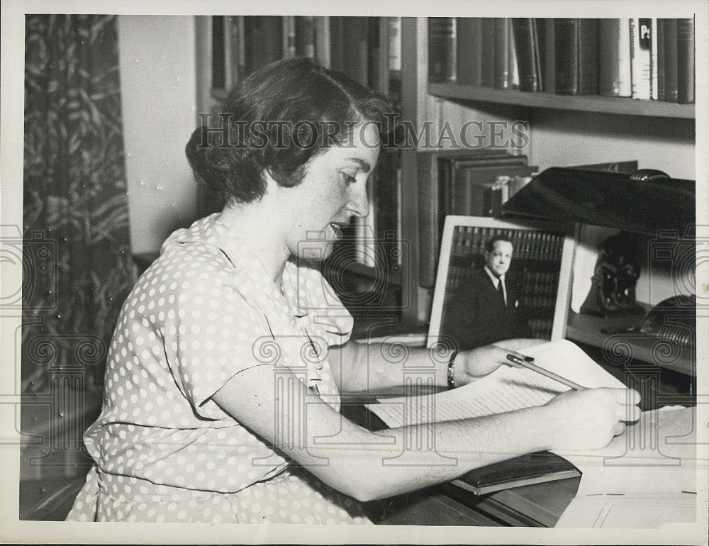 1949 Press Photo Mrs Raquel Cohen at Harvard medical School - Historic Images