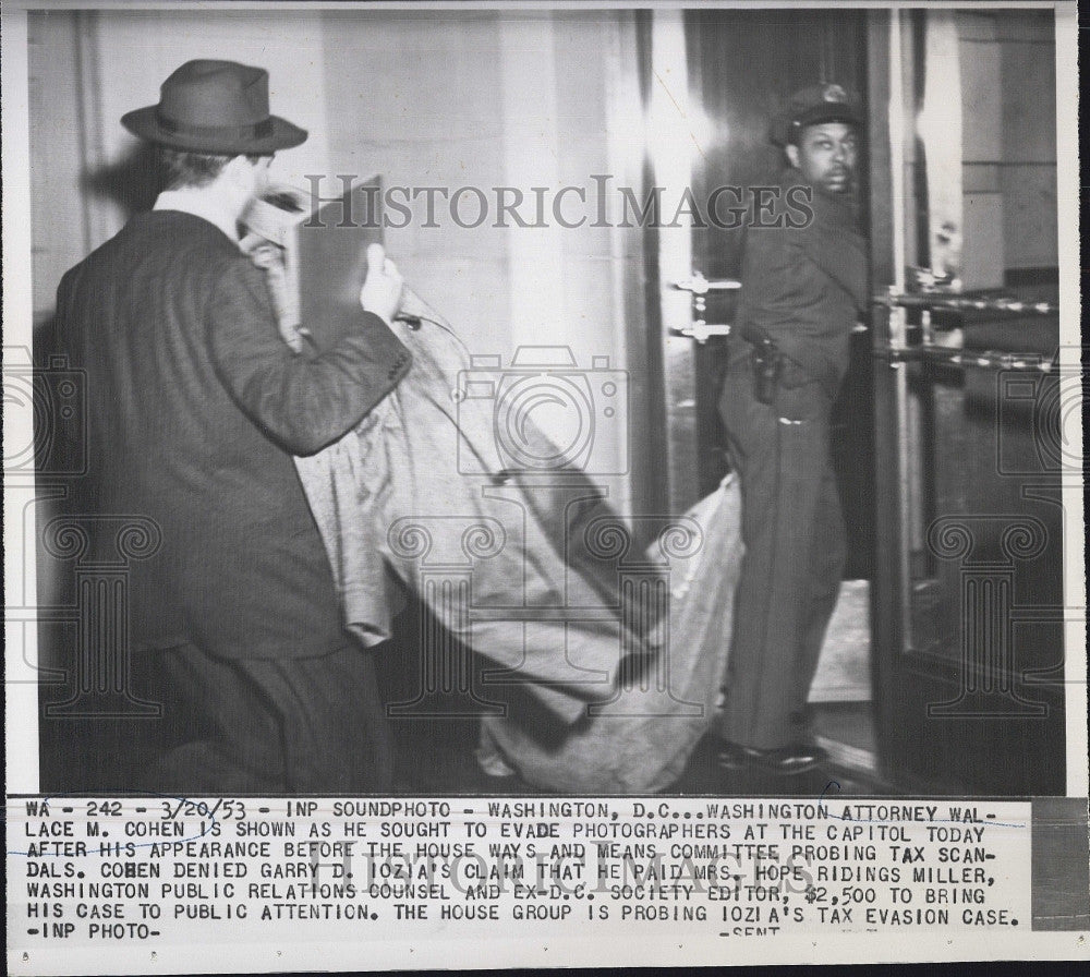 1953 Press Photo Attorney Wallace M. Cohen trying to evade photographers - Historic Images