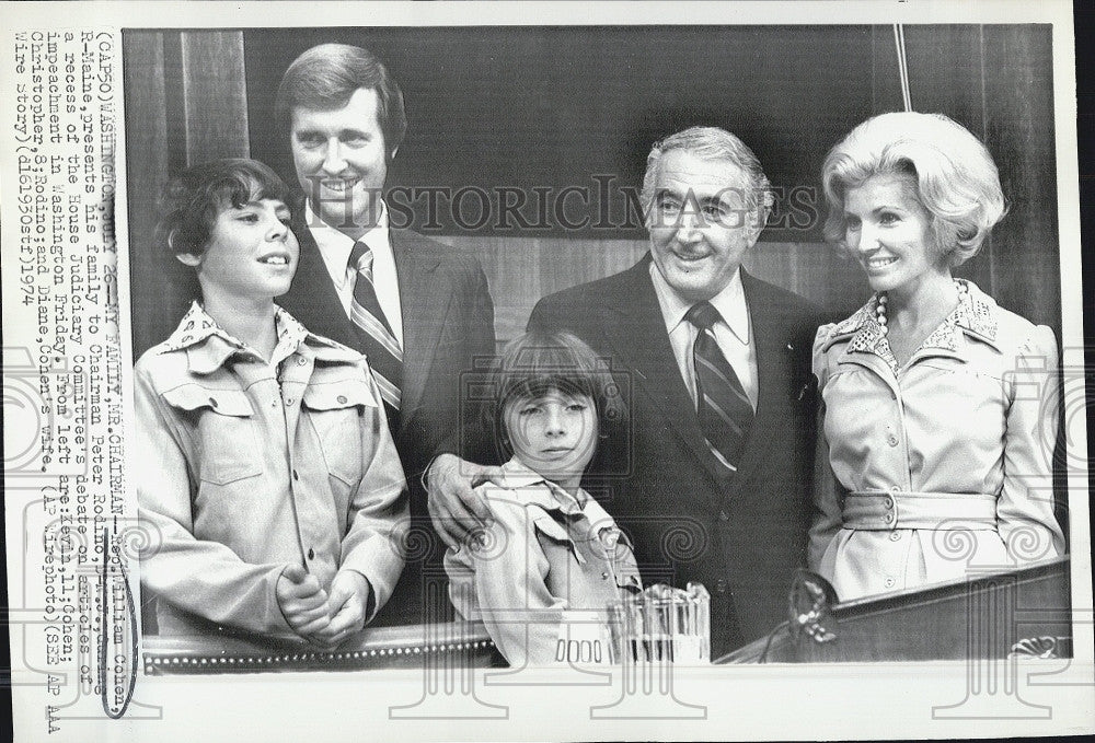 1974 Press Photo Rep. William Cohen, family, and Chairman Peter Rodino - Historic Images