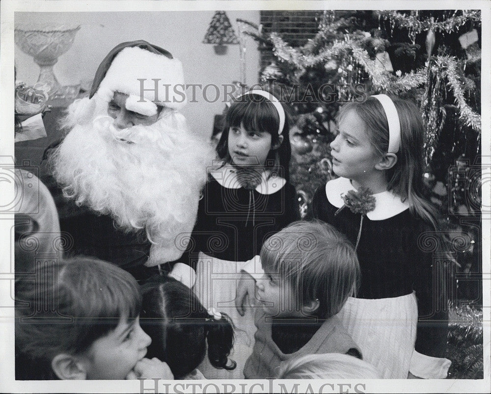 1972 Press Photo Celtics&#39; Christmas Party: Cathy and Kris Cohen, brother Jerry - Historic Images