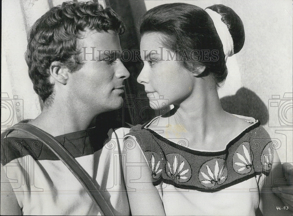 1962 Press Photo Barry Coe, Diane Baker &quot;The 300 Spartans&quot; - Historic Images