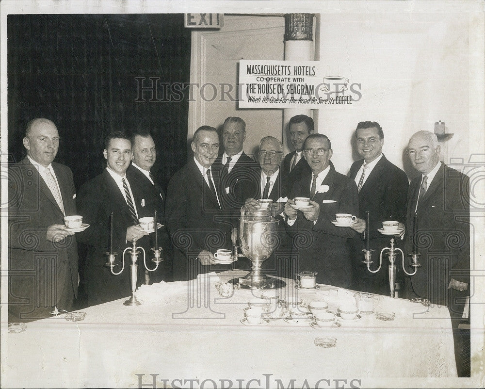 1962 Press Photo Massachusetts Hotel Association, Seagram&#39;s Executives Meeting - Historic Images