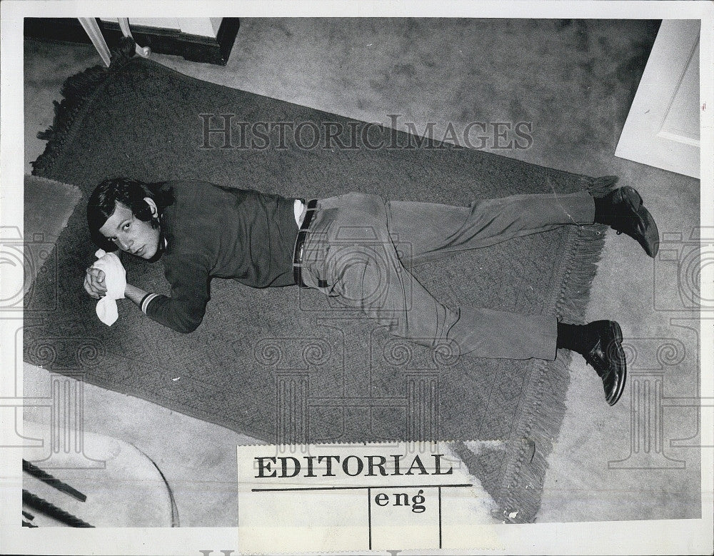 1972 Press Photo Crime Victim Allan Cohen Lying on Floor, Tied Up - Historic Images