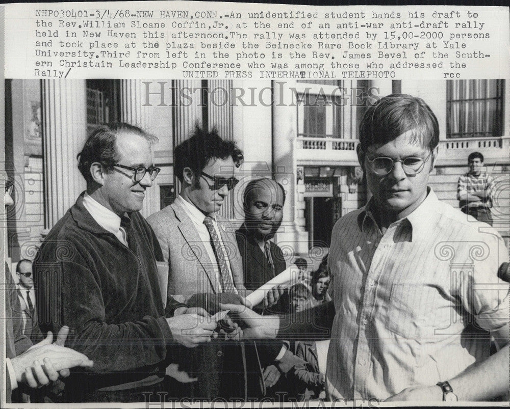 1968 Press Photo Student Hands Draft to Rev William Sloane Coffin Jr After Rally - Historic Images