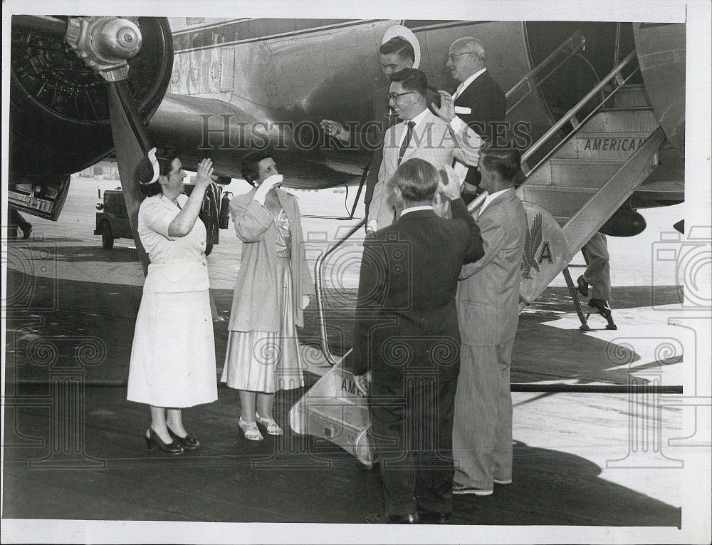 1954 Press Photo Prize Winners of European Trip Contest Board Plane - Historic Images