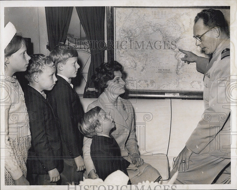 1962 Press Photo Capt. Richard Colbert Shows Wife and Kids USS Boston on Map - Historic Images