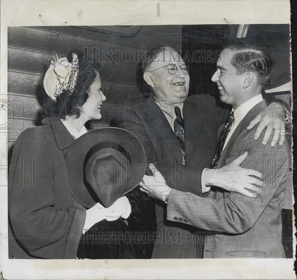 1948 Press Photo Father Edward Colburn Meets Son, Calvin Rupp for the First Time - Historic Images