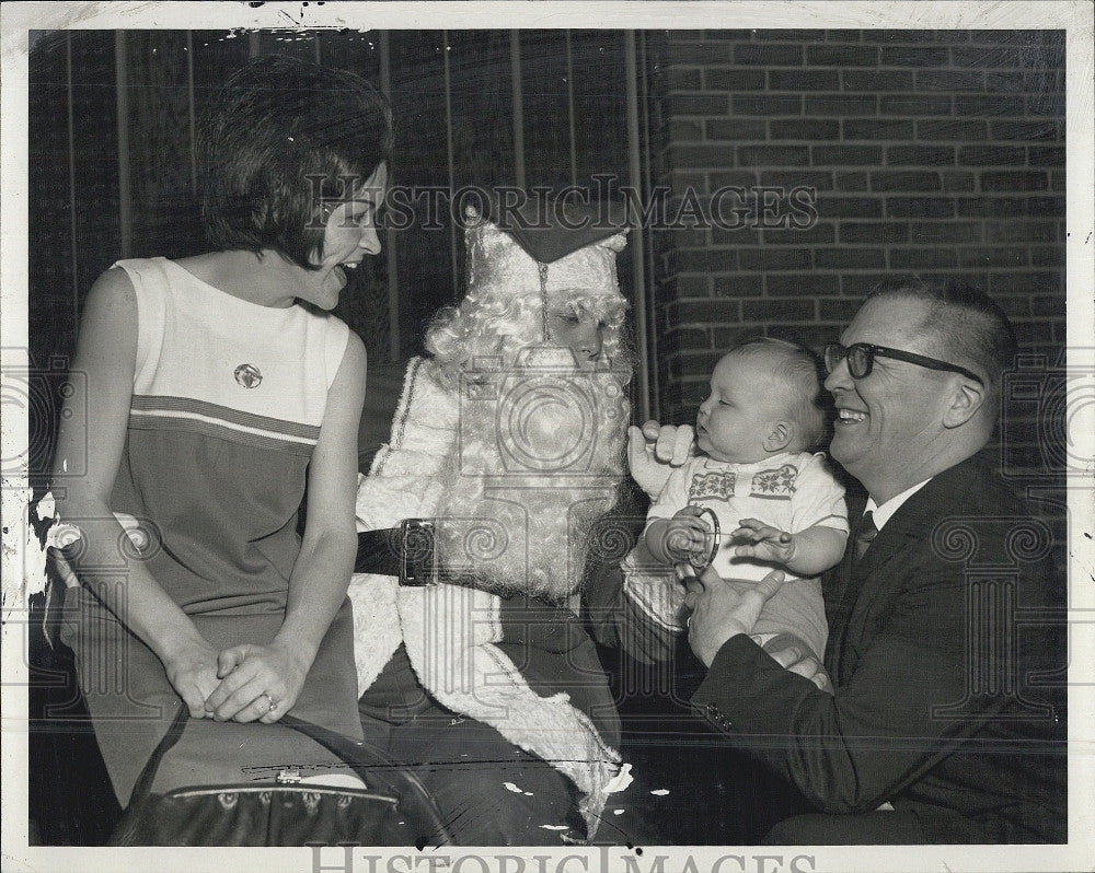 1968 Press Photo John V. Colburn, Wife and Baby Meeting Santa Claus - Historic Images