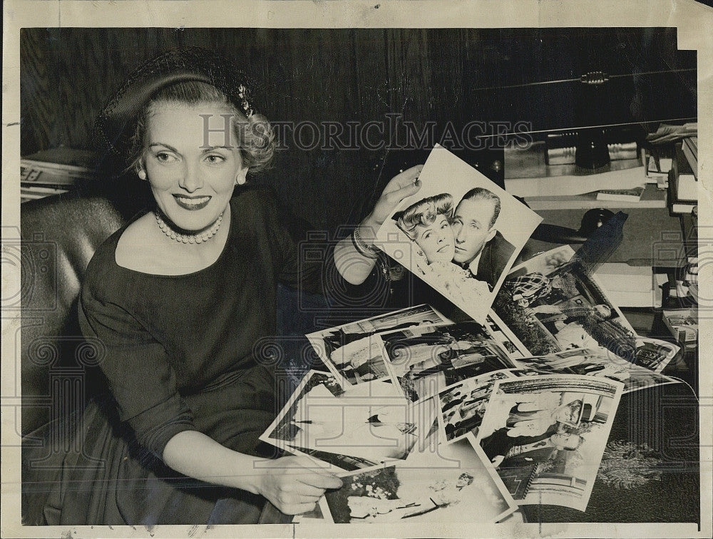 1948 Press Photo Anita Colby Holds Picture of Hollywood Celebrity Couple - Historic Images