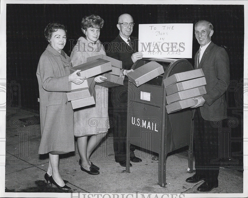 1966 Press Photo Somerville Lodge of Elks Club Send Packages to Vietnam Soldiers - Historic Images