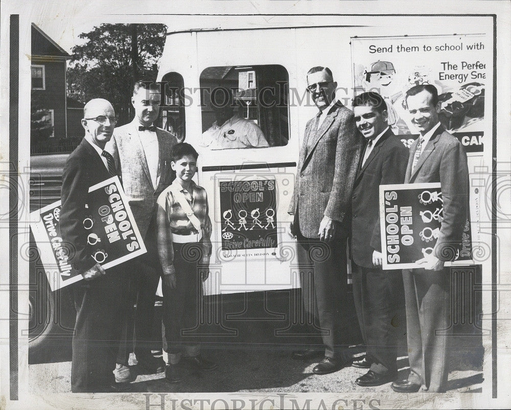 1960 Press Photo Somerville Safety Program Leaders, James L. Colbert and Police - Historic Images