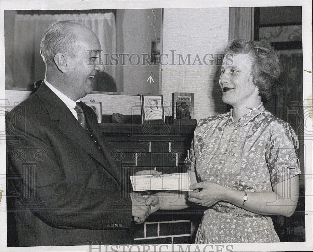 1958 Press Photo Elliot Cody Presents $1000 to Winner, Double L Baseball Contest - Historic Images