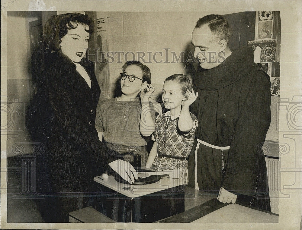 1955 Press Photo Eliot Lor, Sandra Parcella, Anna May DiDonnato, Rev. M. Leone - Historic Images