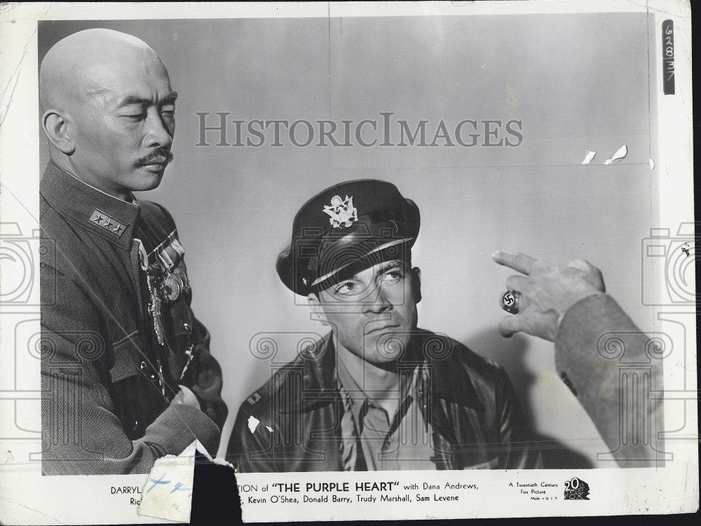 1944 Press Photo Richard Lee &amp; Dana Andrews in &quot;The Purple Heart&quot; - Historic Images