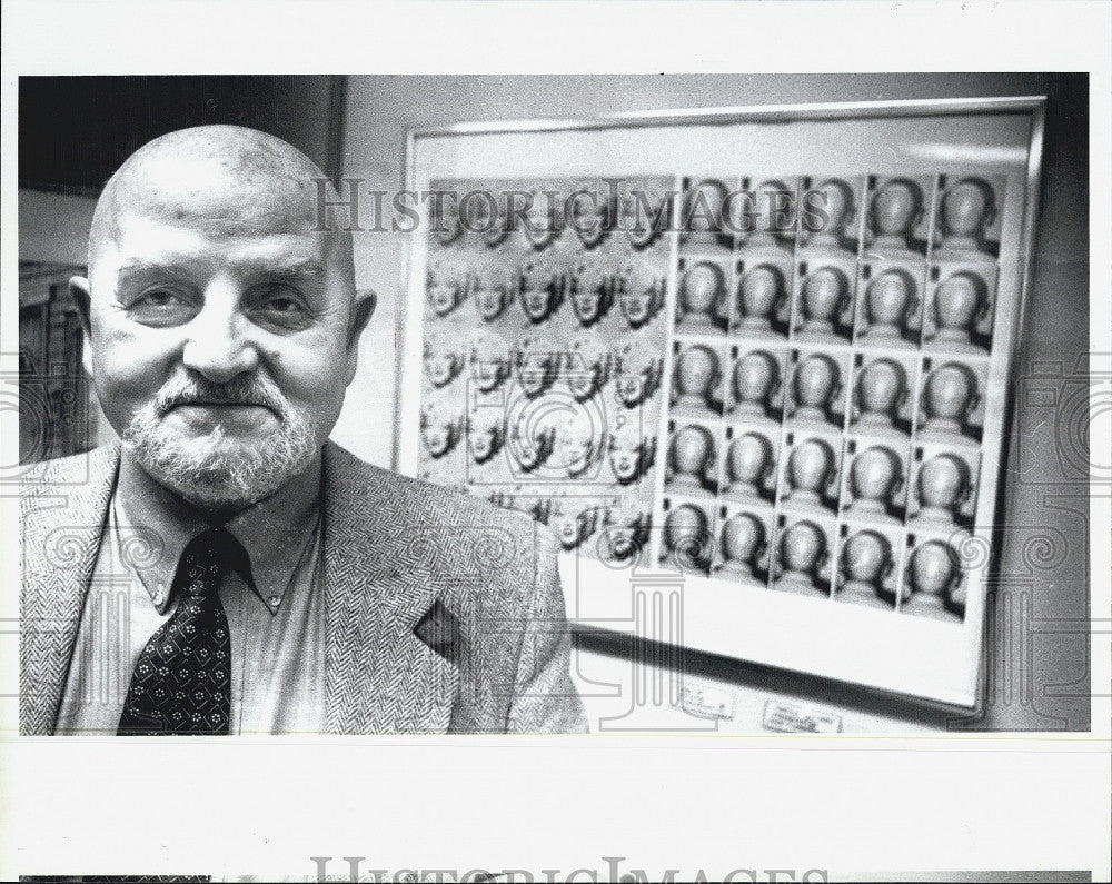 1994 Press Photo BU Professor Larry Martin With His Paintings - Historic Images