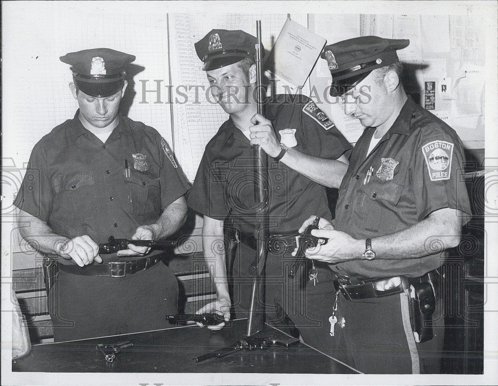 1970 Press Photo Officers Joseph Martin John Carroll &amp; Paul Nourse Show Weapons - Historic Images