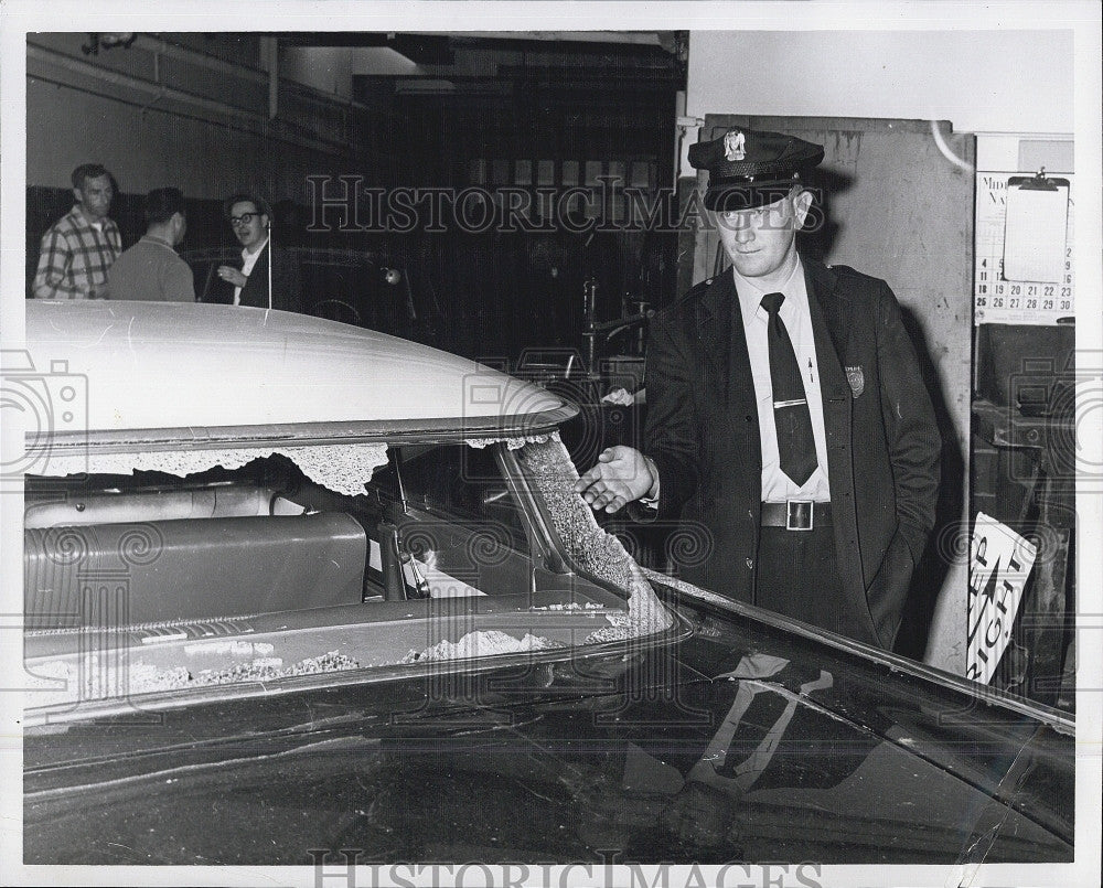 1962 Press Photo Officer Joe Martin After Car Chase - Historic Images