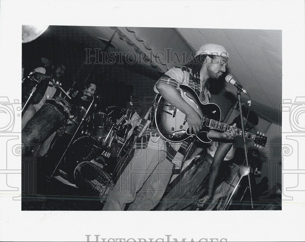 1995 Press Photo Joan Collins Musician Singer Songwriter - Historic Images