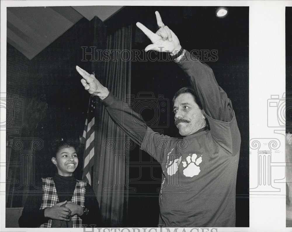 1992 Press Photo Actor Edward James Olmos Speaks To Students - Historic Images