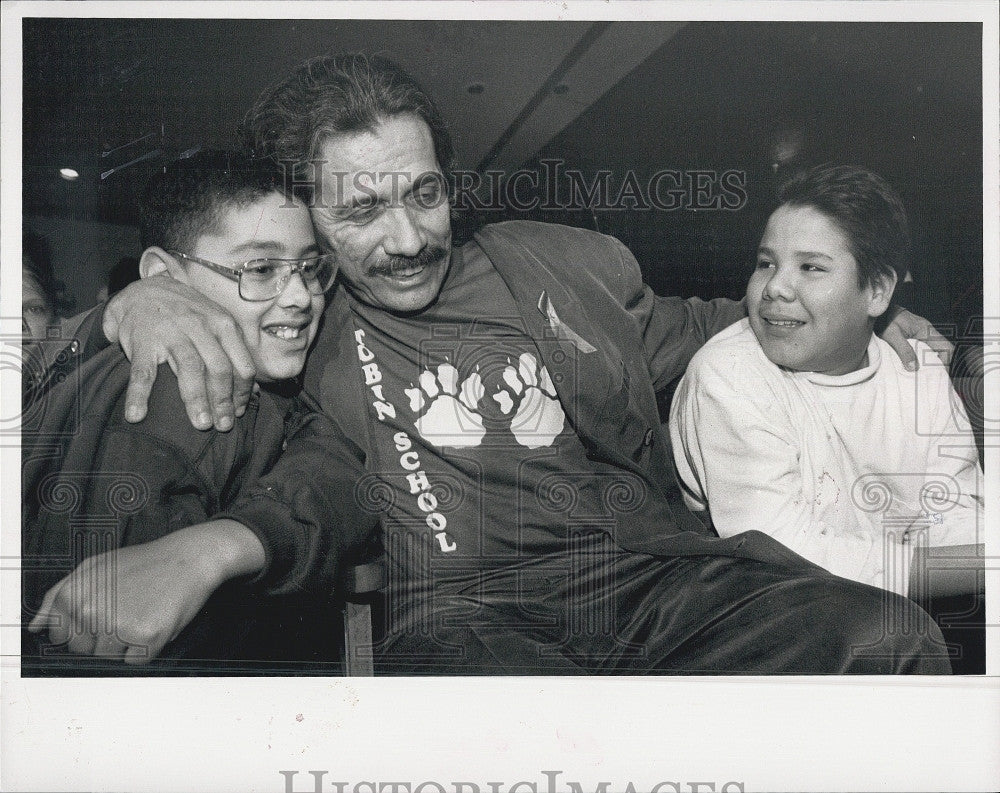 1992 Press Photo Actors Edwqard James Olmos Visits Children - Historic Images