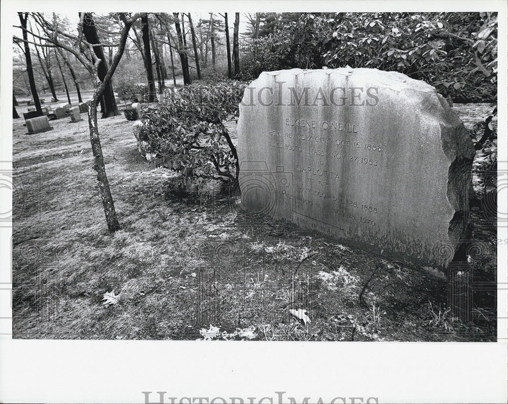 1995 Press Photo Gravesite of Playwright Eugene O&#39;Neill at Forest Hills Cemetery - Historic Images