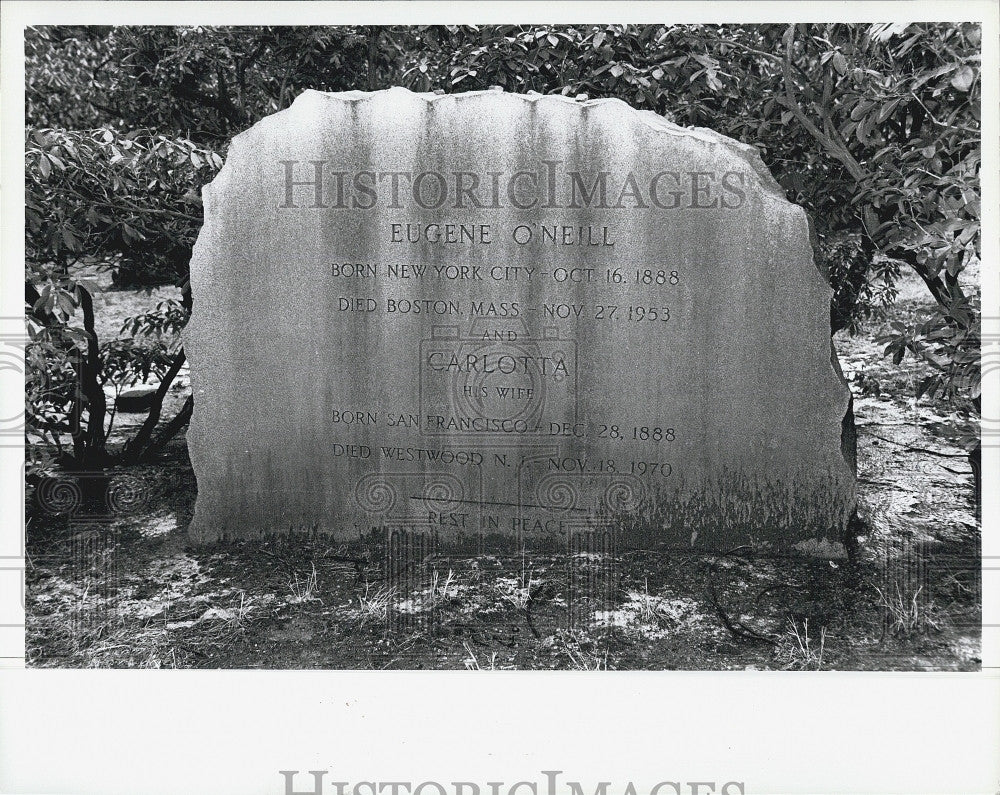 1995 Press Photo Gravesite of Playwright Eugene O&#39;Neill at Forest Hills Cemetery - Historic Images