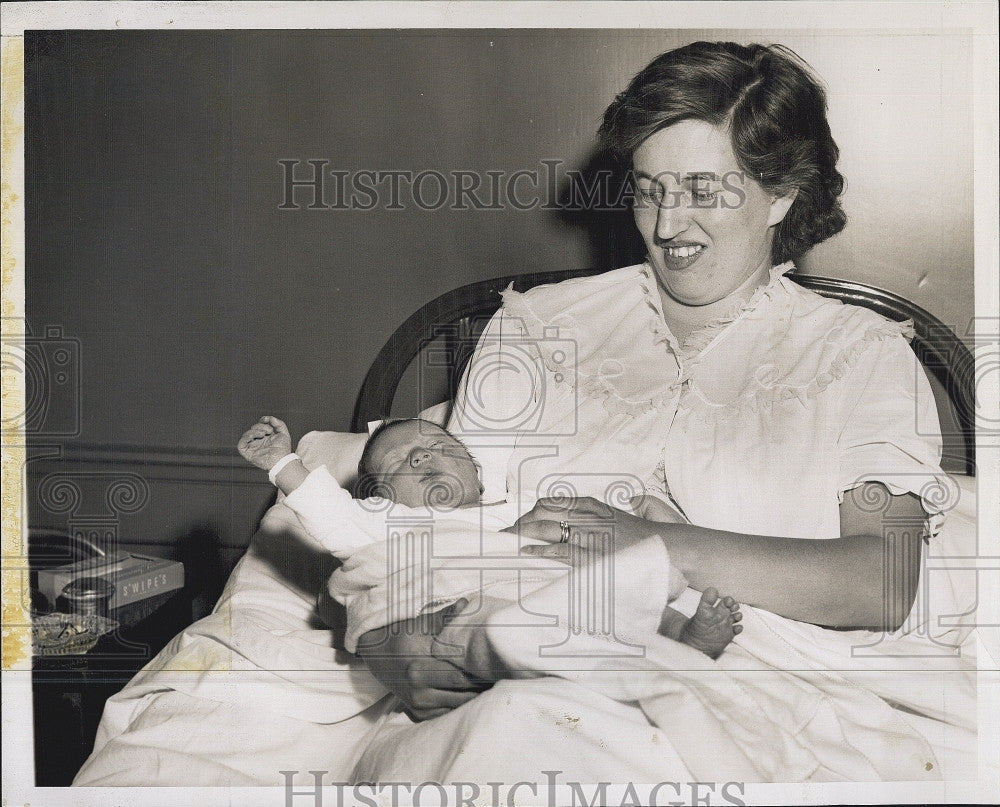 1957 Press Photo Mrs Michael Stella and new baby - Historic Images