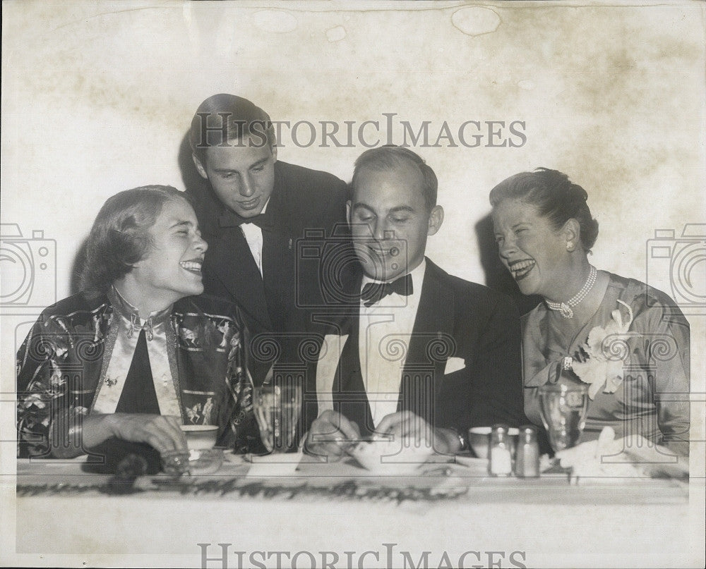 1956 Press Photo Politician Adlai Stevenson, Jr. with Wife and Son John - Historic Images