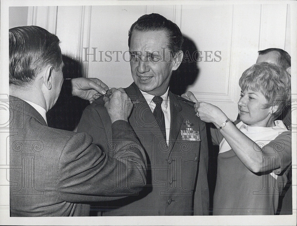 1968 Press Photo Gen. John J. Stefanik Has Stars Pinned on - Historic Images