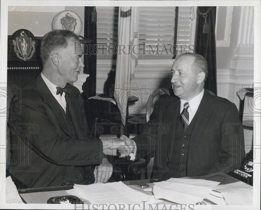 1955 Press Photo Henry A Sasserno Governor Herter Boston Finance Commission - Historic Images