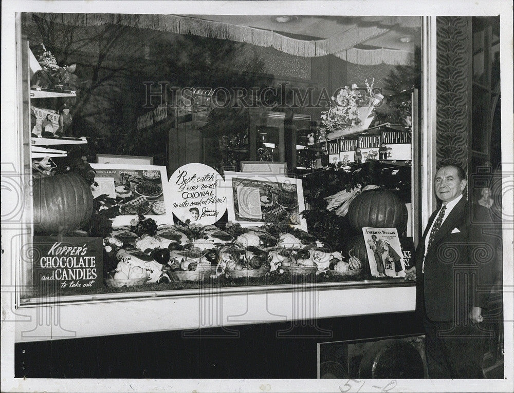 1953 Press Photo Joe Schneider in Front Steuben&#39;s Restaurant Ham Window Display - Historic Images