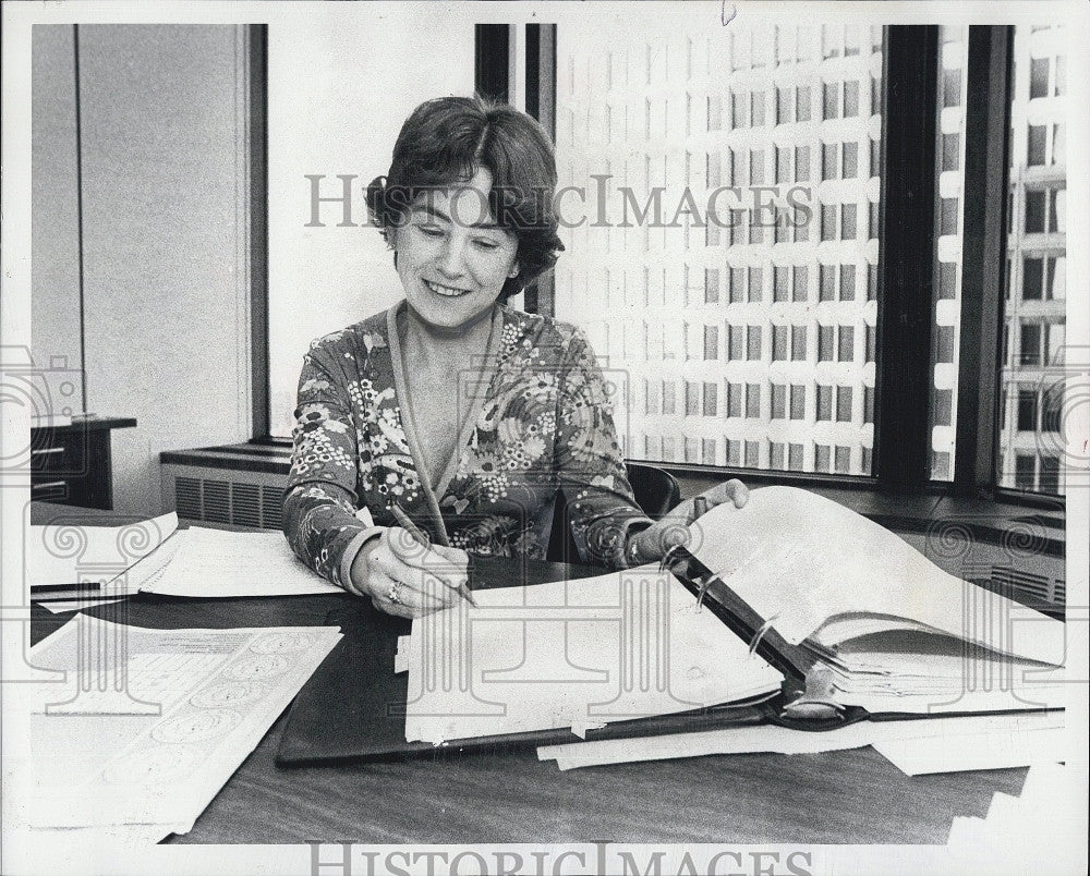 1979 Press Photo Secretary Eileen Schell - Historic Images