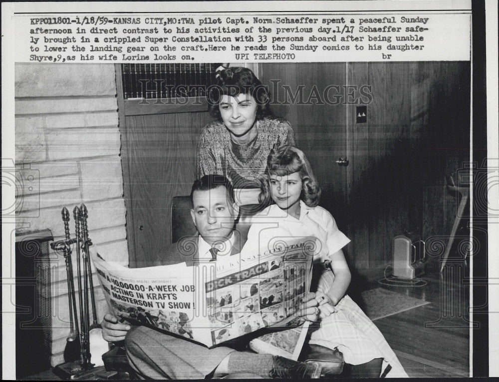 1959 Press Photo TWA Pilot Capt. Norm Schaeffer and Wife at Home - Historic Images