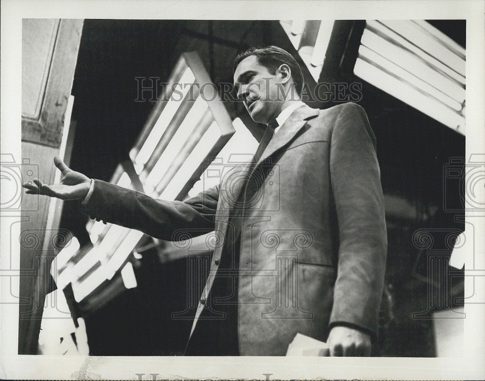 1956 Press Photo Frank Schaffner &quot;The Kaiser Aluminum Hour&quot; Actor - Historic Images